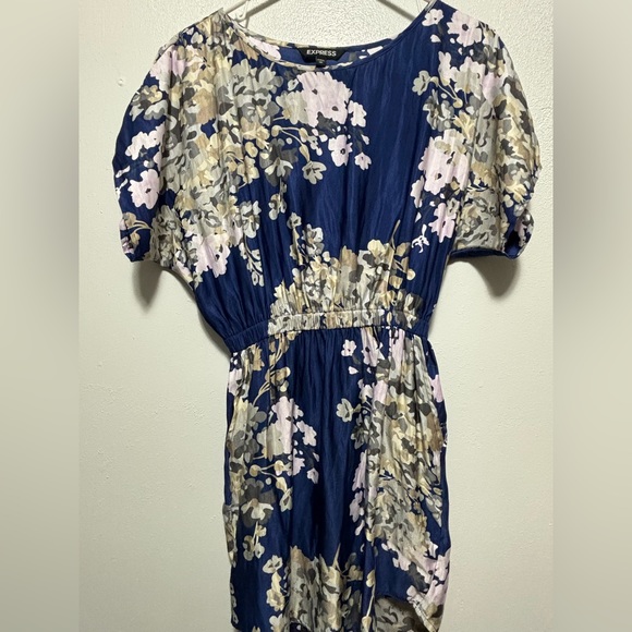 Express Dresses & Skirts - EXPRESS Floral dress - size XS